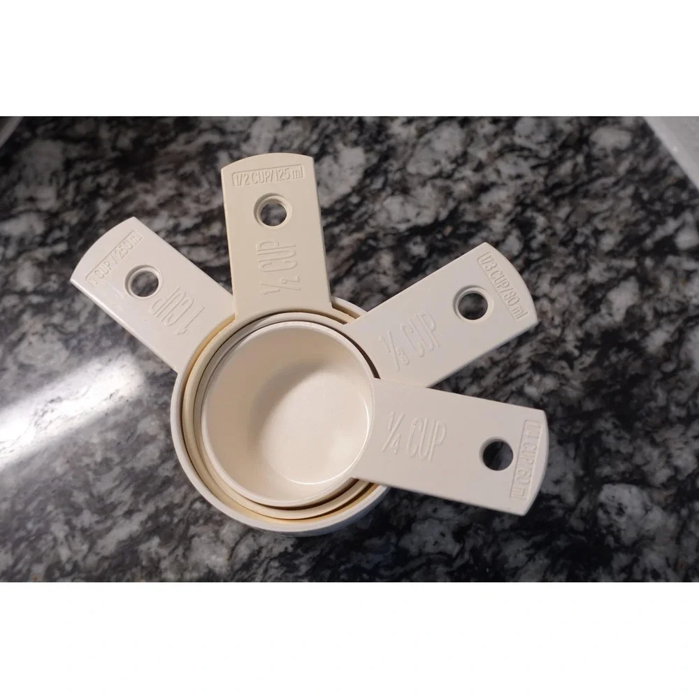 Vintage Pyrex Accessory measuring cups set of 4 off white‎ color baking utensils